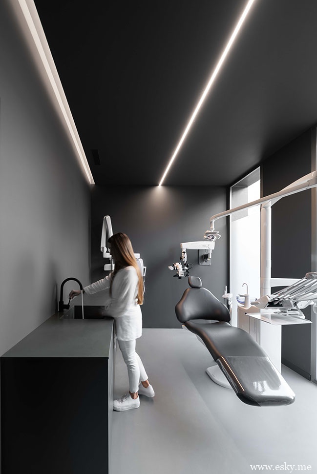 Dental Clinic by Fran Silvestre Arquitectos