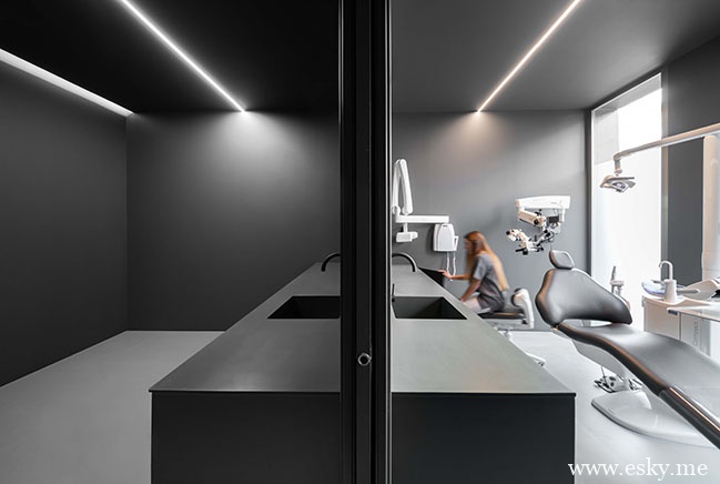 Dental Clinic by Fran Silvestre Arquitectos