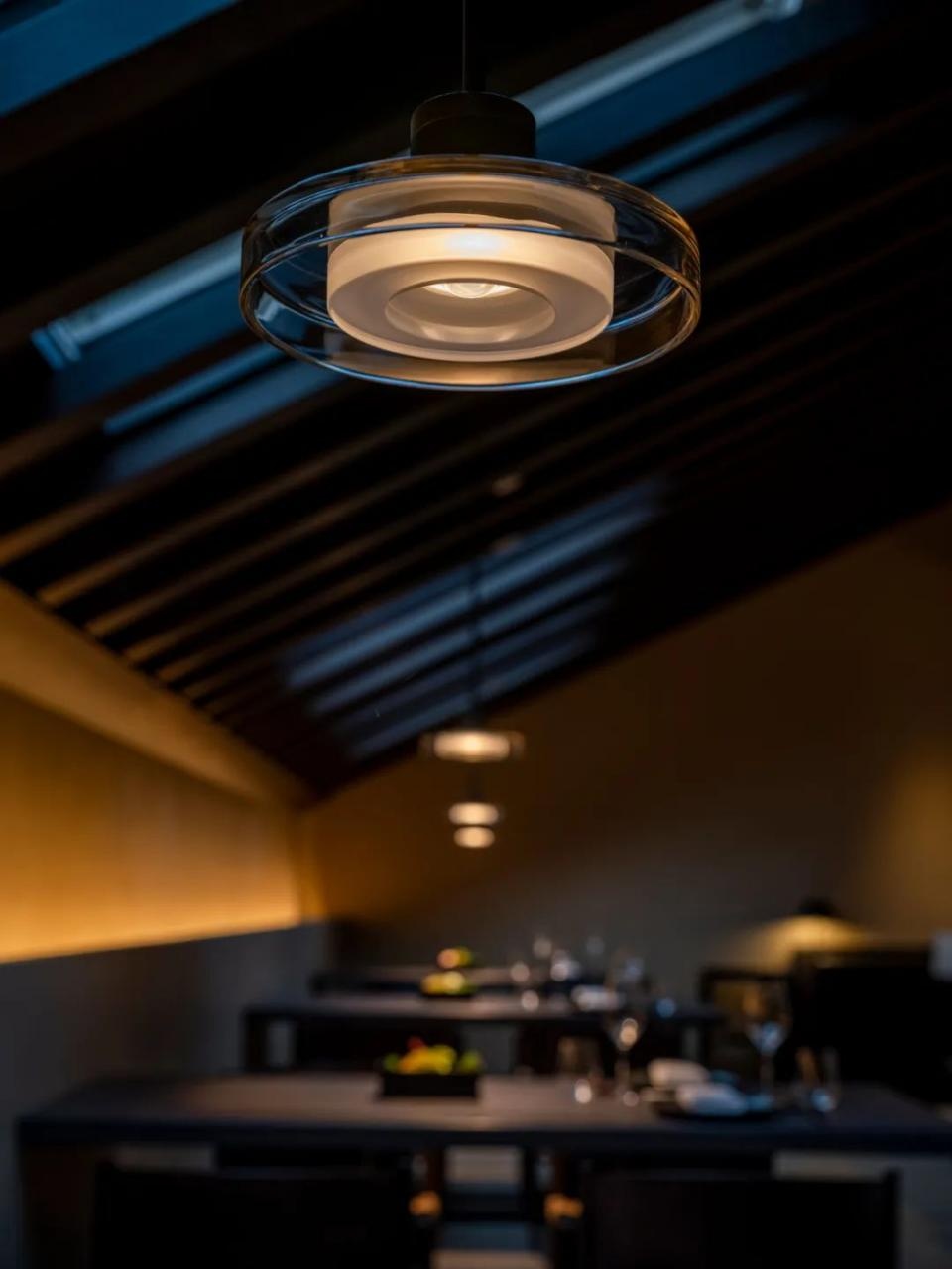 餐饮空间中“隐性之光”的探寻和价值诠释 | 现代植物料理餐厅设计案例分享-光的魔术师
